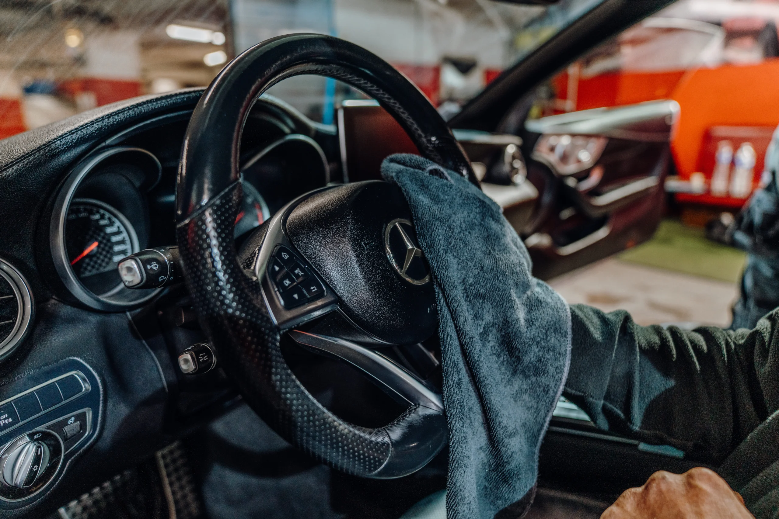 Nettoyage encadrement de porte voiture Nice - Clean + Pro