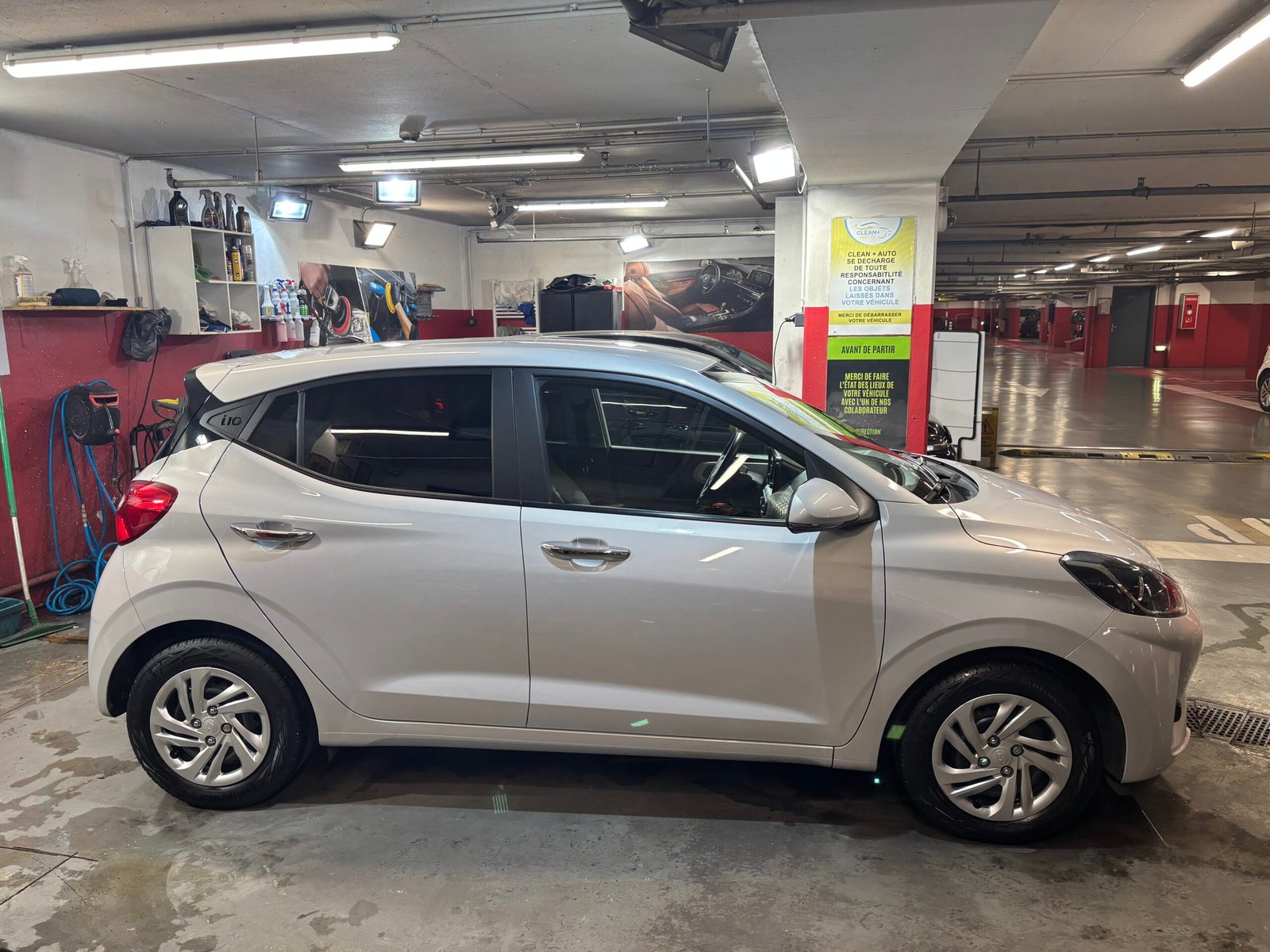 Nettoyage encadrement de porte voiture Nice - Clean + Pro